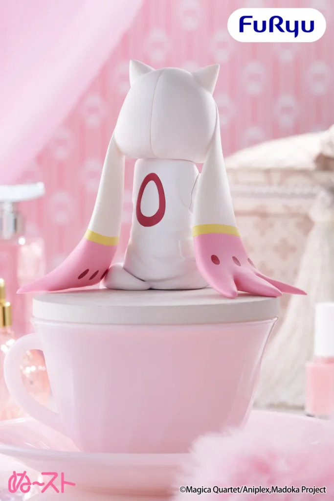 Figura de Madoka Magica presenta pijamas de Kyubey